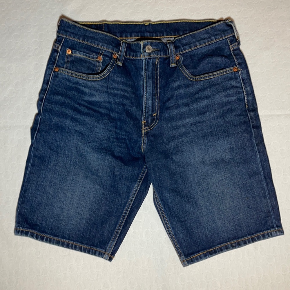 1 Pair Of Levi’s 502 Shorts Size 32 Like New Condition